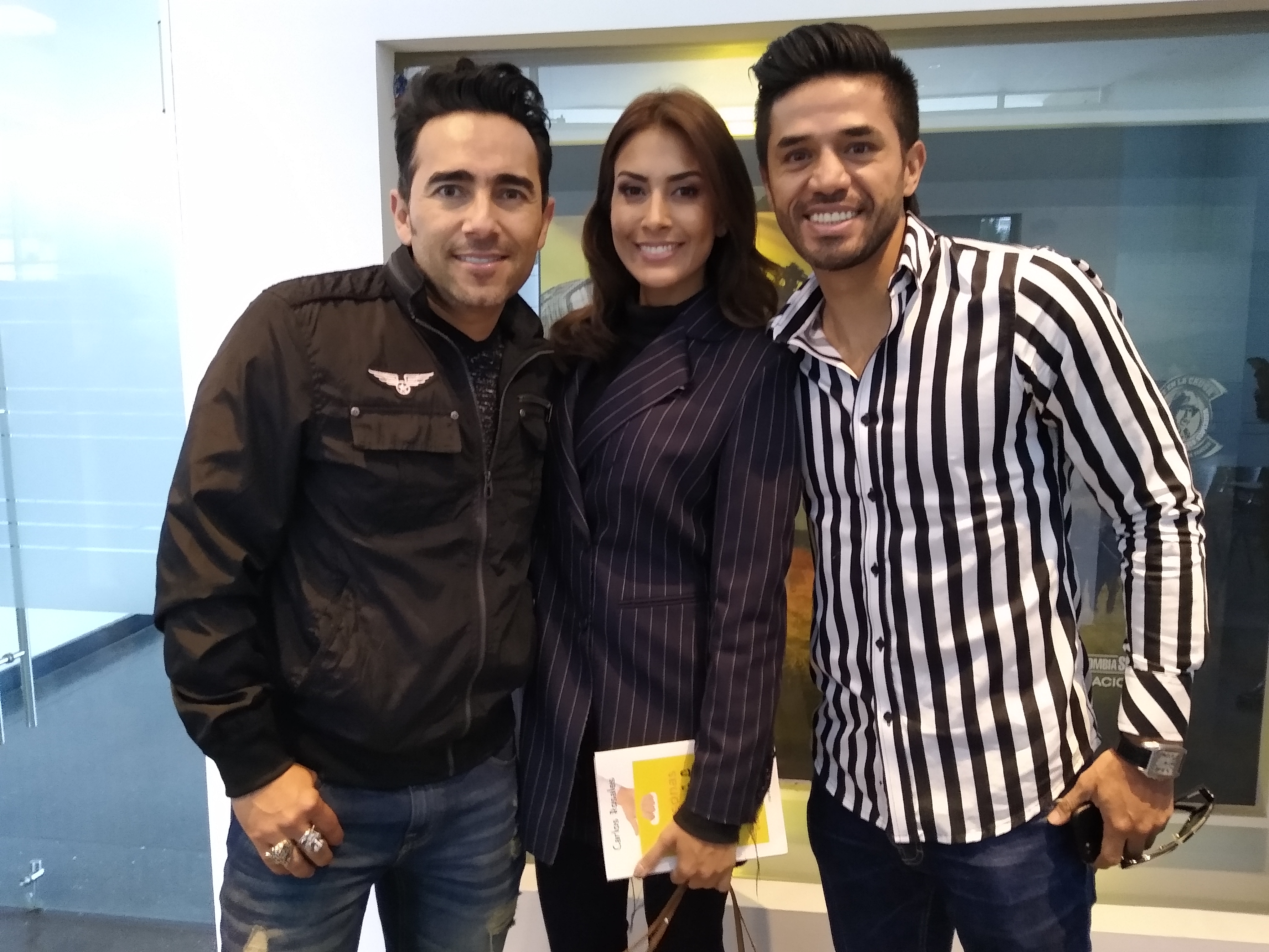 Fabián Mendoza (actor); Johana Moreno (presentadora) y Fabián Vargas (jugador). (Foto: GM-VBM).