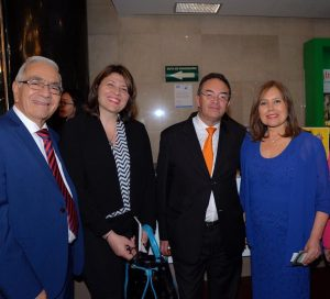 En compañía de la presidenta del CPB Gloria Vallejo y Carlos Osorio, durante el cóctel del Premio CPB 2019. 